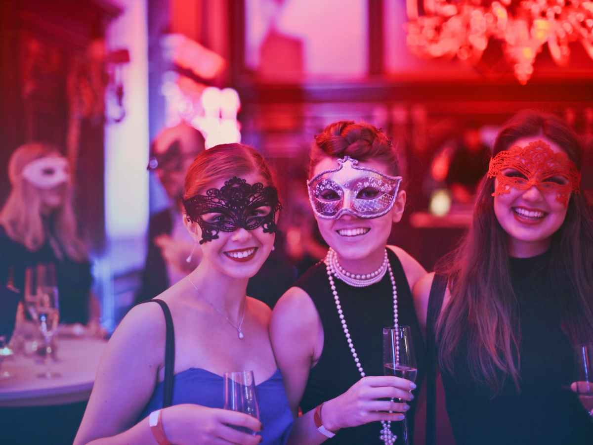 Spooked Out of Hosting? 5 Ways to Politely Ask Guests to Leave | My Soho Times